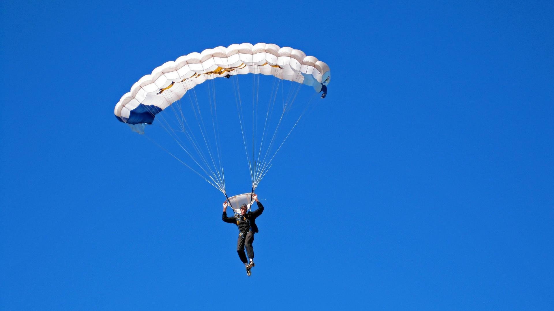 利拉德关键三分定乾坤，湖人横扫勇士创历史